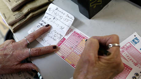 Gana la lotería pero casi pierde el premio al 'desaparecer' su boleto en el correo