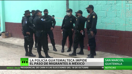 La Policía de Guatemala impide el paso de migrantes a México