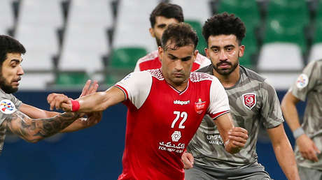 Apartan 6 meses a un futbolista iraní que celebró sus goles con un gesto racista y los aficionados estallan