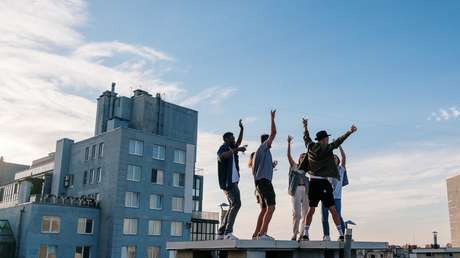 Dos adolescentes caen desde la azotea de un edificio de cuatro plantas mientras se tomaban selfis en una fiesta