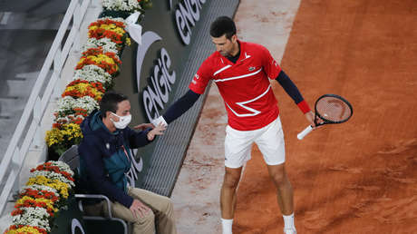 VIDEO: Novak Djokovic golpea de nuevo a un juez de línea en pleno juego, pero esta vez no es sancionado