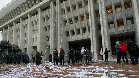 FOTOS, VIDEO: Arde la sede del Parlamento y la Presidencia de Kirguistán tras ser tomada por manifestantes