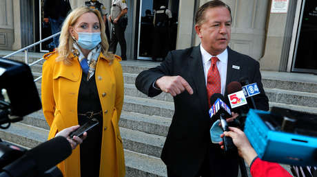 Un gran jurado presenta cargos contra la pareja que apuntó armas de fuego contra manifestantes de Black Lives Matter