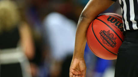 VIDEO: Violenta paliza de un jugador a un árbitro por pitarle una falta en un partido de baloncesto en Uruguay
