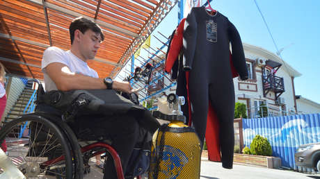 VIDEO: Un hombre en silla de ruedas salta al agua para salvar a una persona que no podía mantenerse a flote