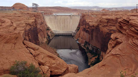 Un hombre cae y muere cuando tomaba fotos en un acantilado y encuentran otros restos humanos durante la búsqueda de su cuerpo
