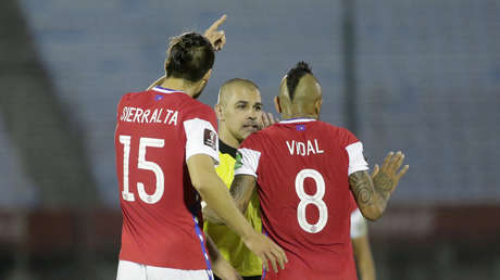 "Robo a Chile": una polémica decisión arbitral desata reclamos por la derrota de La Roja ante Uruguay (VIDEO)