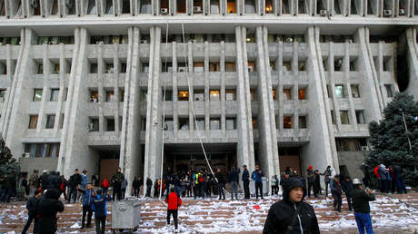 El presidente de Kirguistán declara el estado de emergencia en Biskek y ordena desplegar tropas