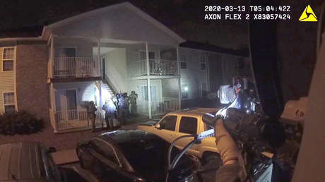 VIDEO: Publican nuevas imágenes que muestran lo que ocurrió en la casa de Breonna Taylor poco después de su muerte