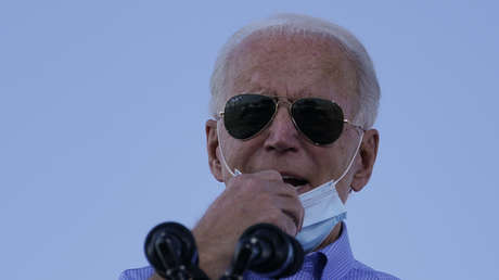 VIDEO: Joe Biden se baja la mascarilla para toser en una mano durante un evento público