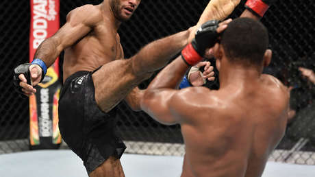 VIDEO: Un luchador de MMA deja inconsciente de pie a su rival, destroza su invicto y logra el nocaut "más increíble de la historia de la UFC"