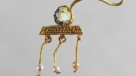 Hallan en Bulgaria un pendiente de oro romano análogo a los que aparecen en retratos egipcios de hace más de 1.800 años