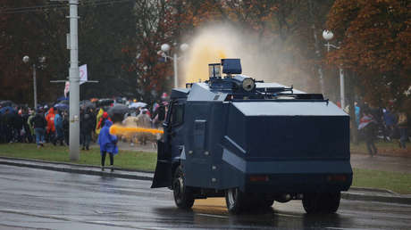 VIDEO: Las fuerzas del orden dispersan con cañones de agua una manifestación opositora en Minsk