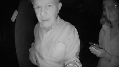 VIDEO: El momento en que despiertan a un economista para informarle que ha ganado el Premio Nobel