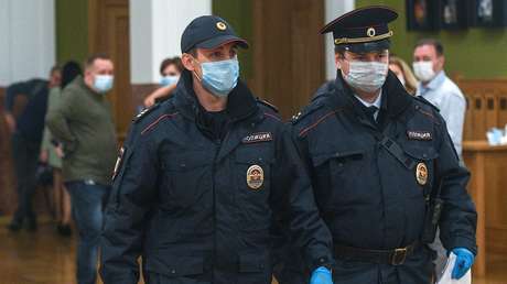 VIDEO: Entra a robar un banco, la cajera se niega a darle dinero y huye asustado