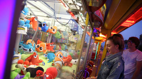 Hombre llama a la Policía tras fracasar 200 veces al intentar atrapar un premio en una máquina de peluches