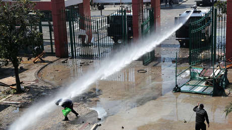 VIDEO: Momento en el que una persona en silla de ruedas cae al suelo tras recibir un chorro de agua desde el carro hidrante de Carabineros de Chile