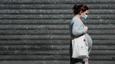 Francesas emprenden campaña contra el uso obligatorio de mascarillas durante el parto