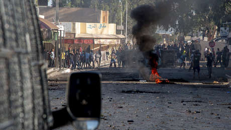 Manifestantes tunecinos se enfrentan a la Policía tras la muerte de un hombre en un quiosco demolido (VIDEO)