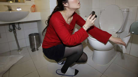 VIDEO: Una limpiadora "ejemplar" bebe agua de un inodoro para demostrar su devoción al trabajo