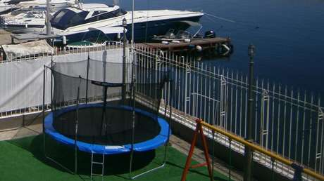 Muere deshidratada una niña al ser obligada en castigo a saltar sin parar en un trampolín y bajo temperaturas extremas