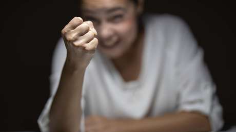 Mujer golpea en la calle a un hombre que la acosó y tocó sus "partes íntimas" (VIDEO)