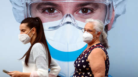 Dedo medio a los infractores: Berlín retira un polémico cartel con la advertencia de una anciana a quienes no llevan mascarilla