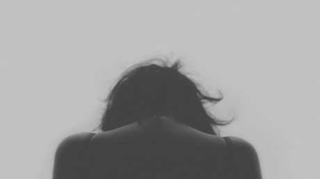 Una niña tan demacrada que parecía "una víctima del Holocausto" muere de hambre porque sus padres escondían la comida