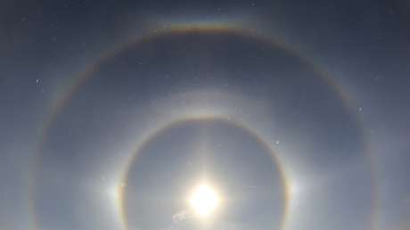 Un inusual fenómeno de 'tres soles' ilumina el cielo de una ciudad china (VIDEO)