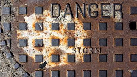 VIDEO: Un niño sale volando al explotar una alcantarilla luego de prender un petardo en su tapa