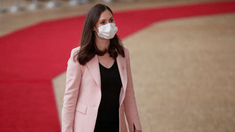 El posado con escote de la primera ministra de Finlandia revoluciona la Red: primero es criticada, pero luego inspira una nueva tendencia