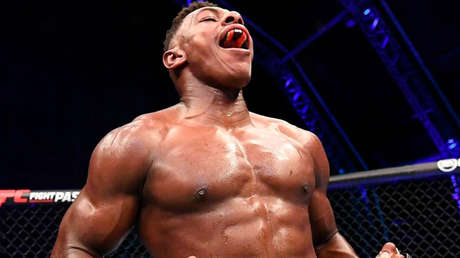 El autor del nocaut "más increíble de la historia de la UFC" no abandona su trabajo en una farmacia