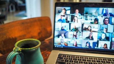 Abusan de una niña de 7 años ante la mirada de la maestra y sus compañeros durante una clase en línea   