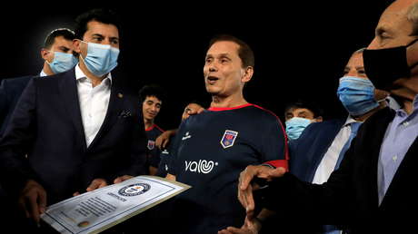 Un egipcio de 74 años se convierte en el futbolista más viejo del mundo