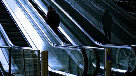 Una niña y un bebé en cochecito caen por una escalera mecánica en un centro comercial de Moscú (VIDEO)