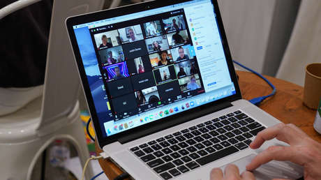 "Cometí un error vergonzosamente estúpido": Suspenden a un experimentado reportero que aparentemente se masturbó durante una llamada grupal por Zoom