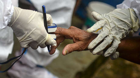 La milagrosa historia de Florentina: vuelve a jugar a la tablet con su nieto tras superar el coronavirus a los 99 años en una semana