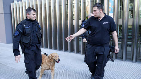VIDEO: Gendarmería argentina realiza allanamientos en las 'cuevas', oficinas de compra y venta de divisas de Buenos Aires
