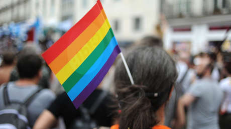 Un padre viaja 800 kilómetros para amenazar con "cortar el cuello" a su hija luego de saber que es lesbiana