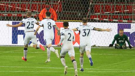 VIDEO: Futbolista sorprende a todos con un épico gol anotado desde el centro del campo