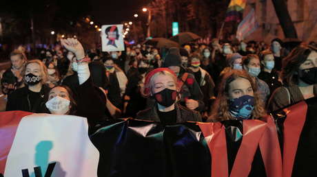 Dispersan con gas lacrimógeno las protestas en Polonia contra el fallo judicial que prohíbe abortar por defectos del feto