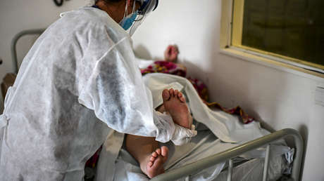 Por qué Argentina es el país con mayor cantidad de muertes diarias de covid-19 por cada millón de habitantes