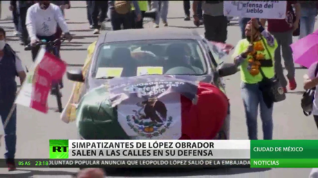 Simpatizantes de López Obrador marchan para demostrarle su apoyo