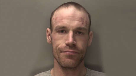 Un hombre acosa a una mujer, hackea su sistema de CCTV y le envía un video que la mostraba en su propia sala de estar