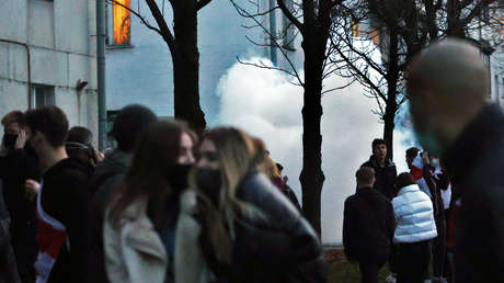 La Policía usa granadas aturdidoras para dispersar a los manifestantes en una marcha antigubernamental en Minsk