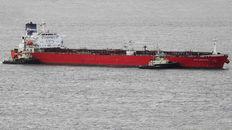 Detienen a 7 polizones que estaban amenazando a la tripulación de un petrolero en el canal de la Mancha (VIDEO)