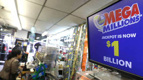 Un hombre compra dos boletos de lotería idénticos por error y se vuelve millonario