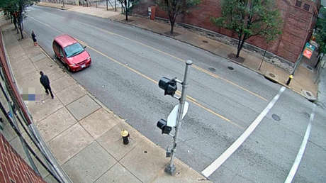 VIDEO: Un hombre roba el celular a una mujer inconsciente tras sufrir un infarto en la calle mientras corría