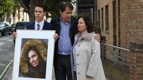 "Ayúdame papá": revelan detalles de la muerte de la hija de un multimillonario en un avión tras ingerir un sándwich