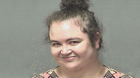 Una mujer se hace pasar por fiscal para retirar los cargos penales de acoso y posesión de drogas en su contra